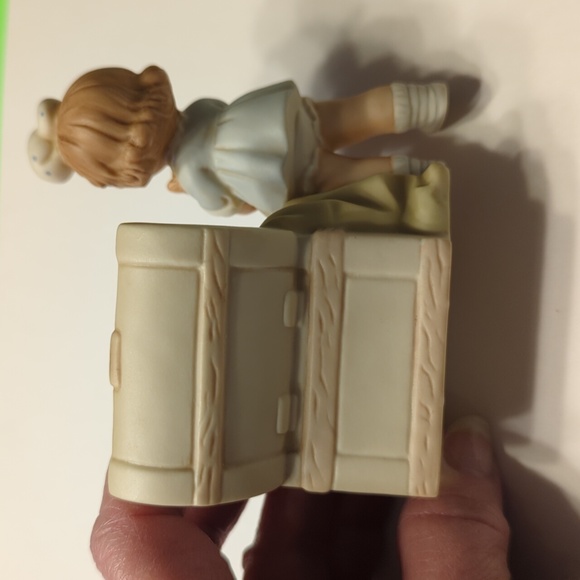 NIB Porcelain "Girl with toy chest" #527300 - Picture 6 of 8